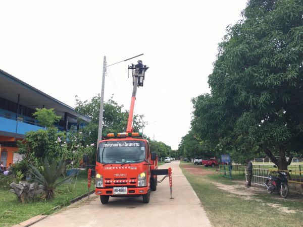 กองช่างดำเนินการซ่อมแซมไฟฟ้าฟ้าสาธารณะ บ้านนาถ่อน หมู่ 4