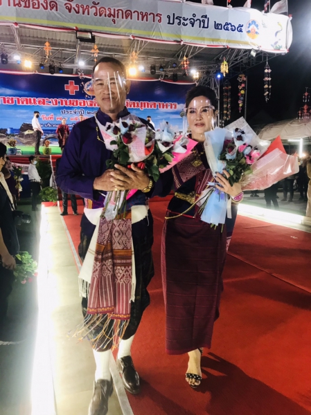 งานกาชาดของดีจังหวัดมุกดาหาร เทศบาลตำบลโพนทรายเข้าร่วมงานเดินแบบ