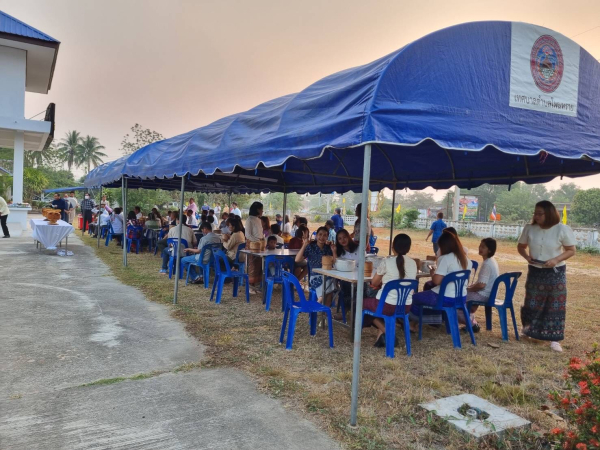 ทำบุญตักบาตร ขึ้นอาคารใหม่ เทศบาลตำบลโพนทราย